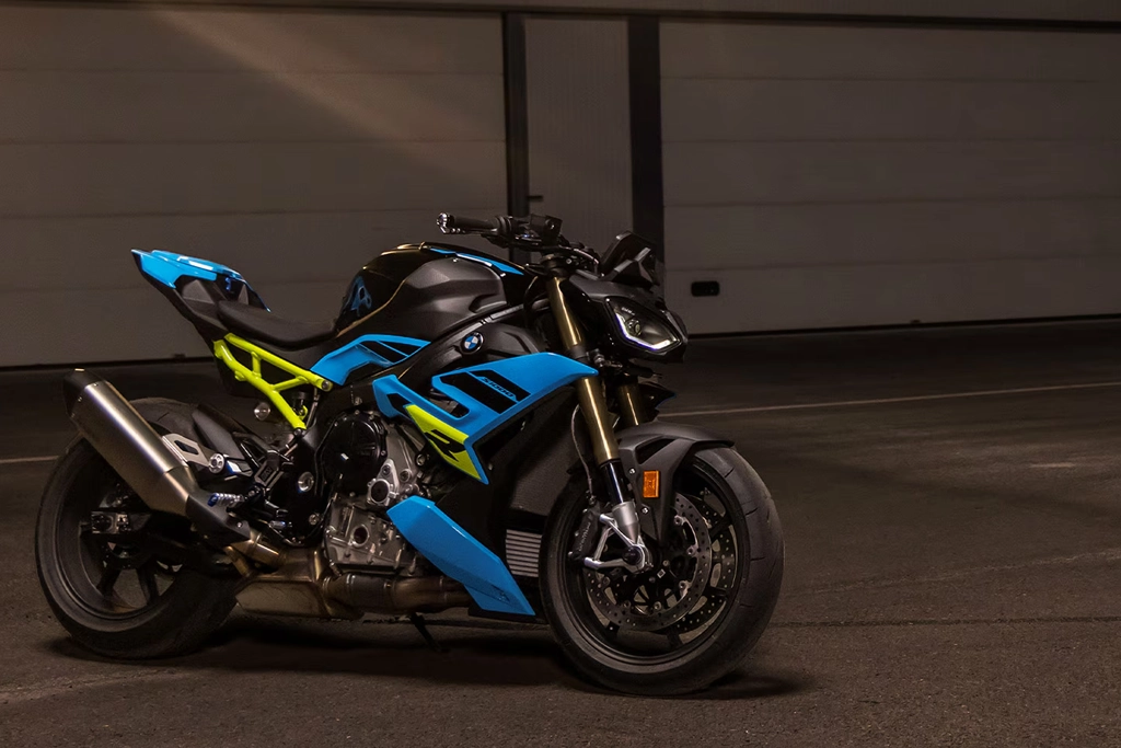 bmw_motorrad_s_1000_r_banner_150313138.webp