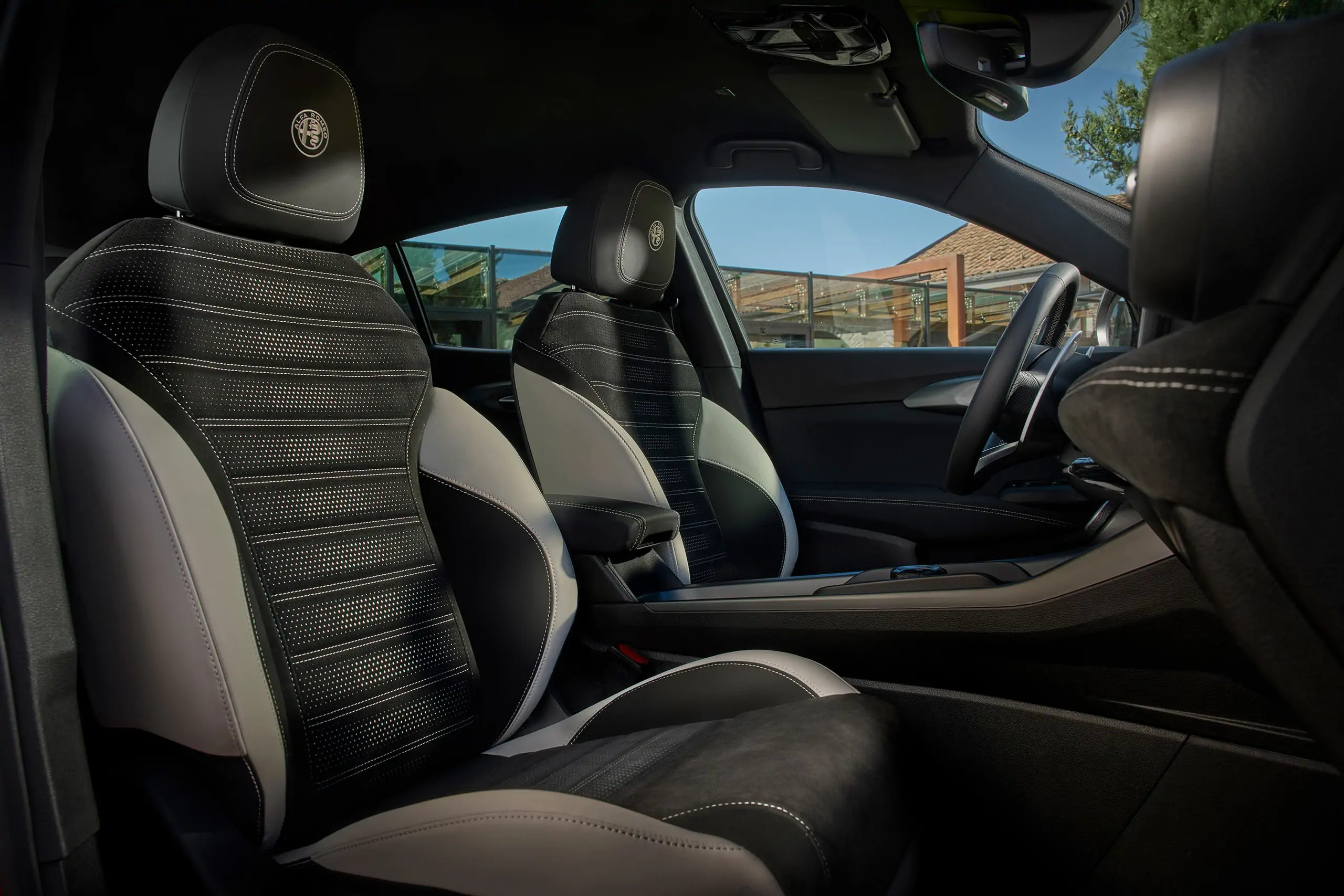 Intérieur de l’Alfa Romeo Tonale, affichant le tableau de bord et les finitions premium