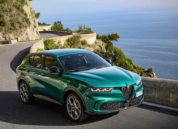 Vue de face de l’Alfa Romeo Tonale, mettant en avant la calandre et les phares distinctifs