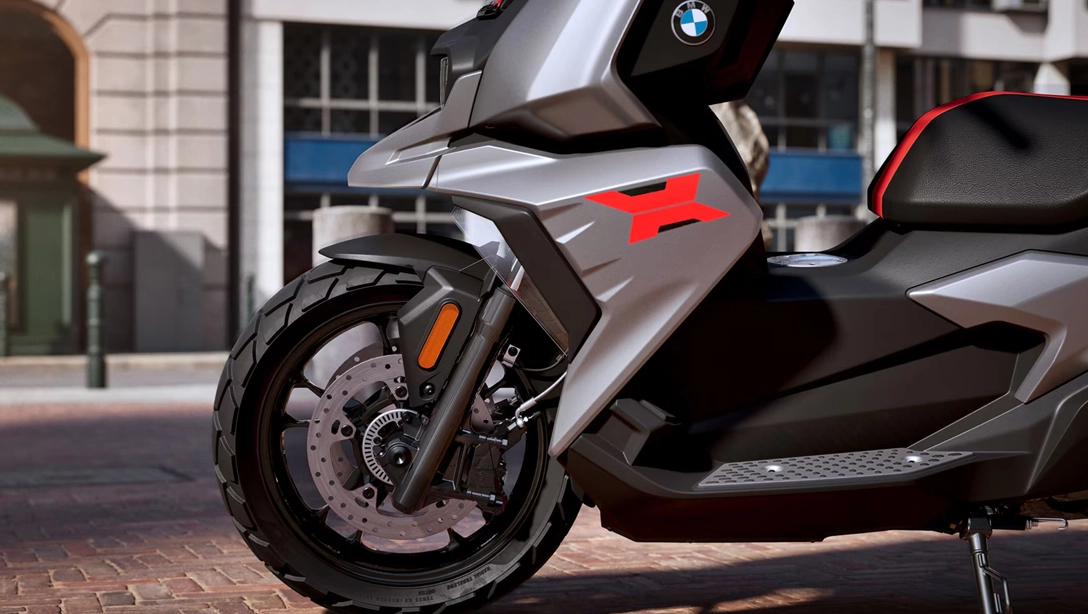 Vue latérale du BMW Motorrad C 400 X sur route urbaine