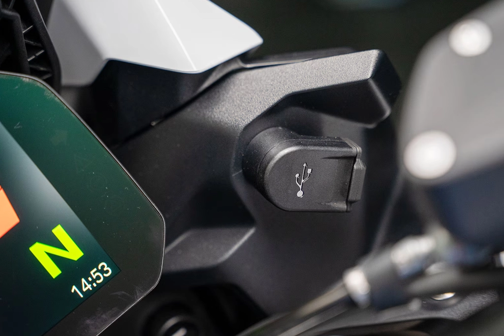 Vue avant de la BMW Motorrad F 900 XR avec phare LED