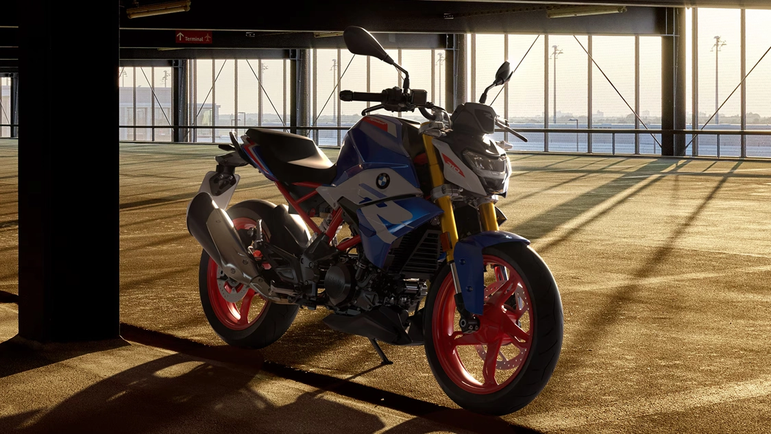 BMW G 310 R en action sur route sinueuse