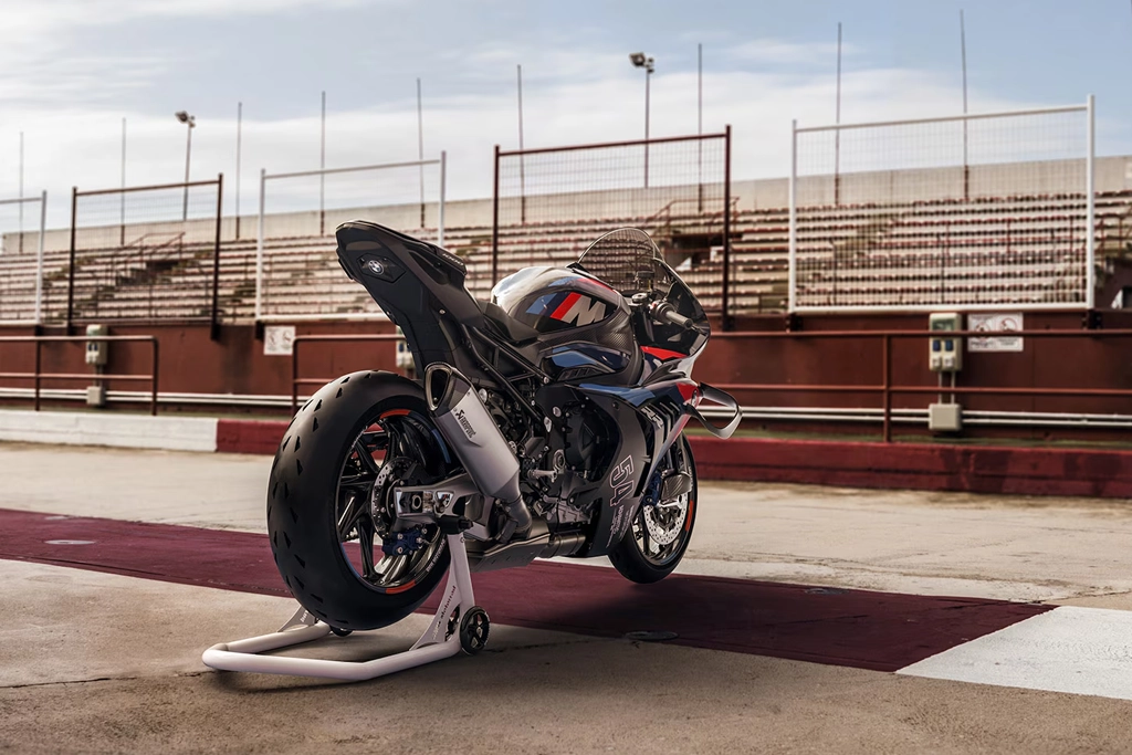 Vue latérale dynamique de la BMW Motorrad M 1000 RR sur circuit