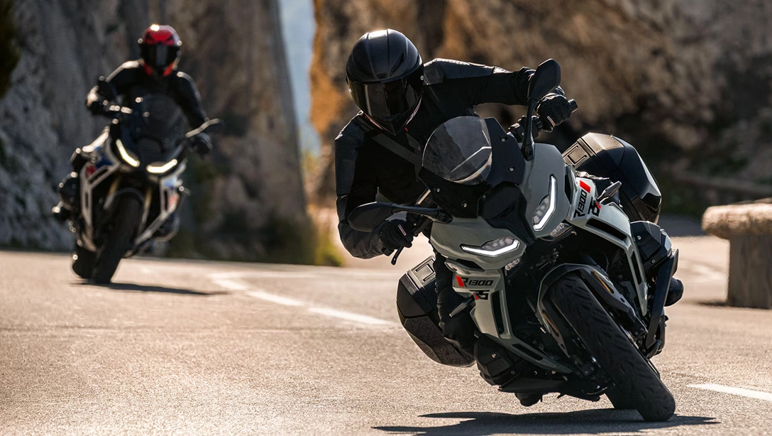 Vue latérale dynamique de la BMW Motorrad R 1300 RS sur route