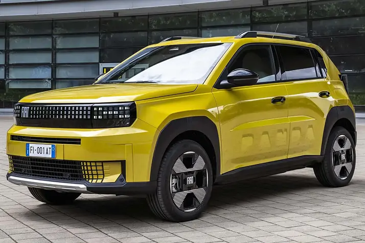 Vue avant du Fiat Grande Panda sur fond urbain de nuit