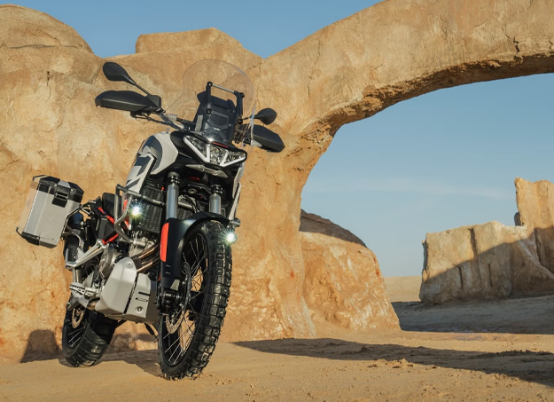 Vue avant de l’Aprilia Tuareg sur route