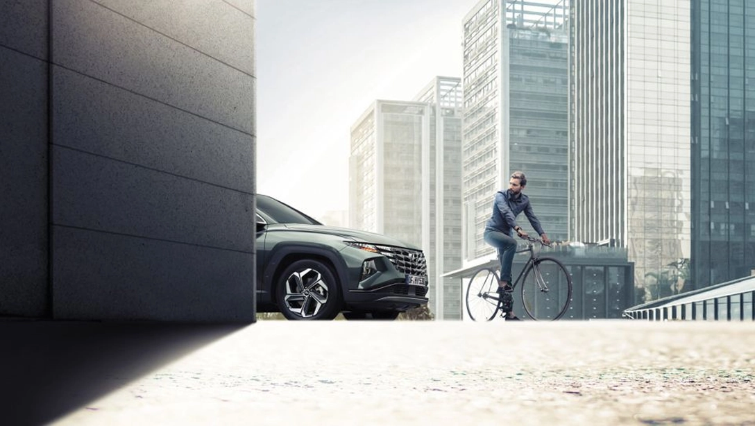 Vue avant du Hyundai TUCSON Plug-in sur fond sombre