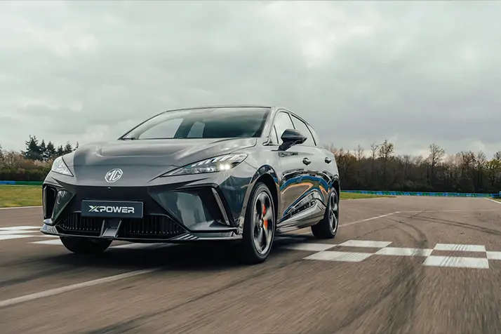 Vue avant dynamique de la MG4 XPOWER électrique sur fond sombre