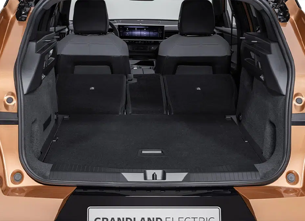 Vue arrière du Nouveau Grandland Opel sur route