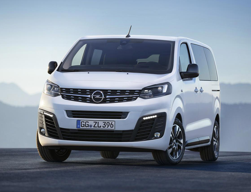 Vue avant de l’Opel Zafira Life sur fond noir