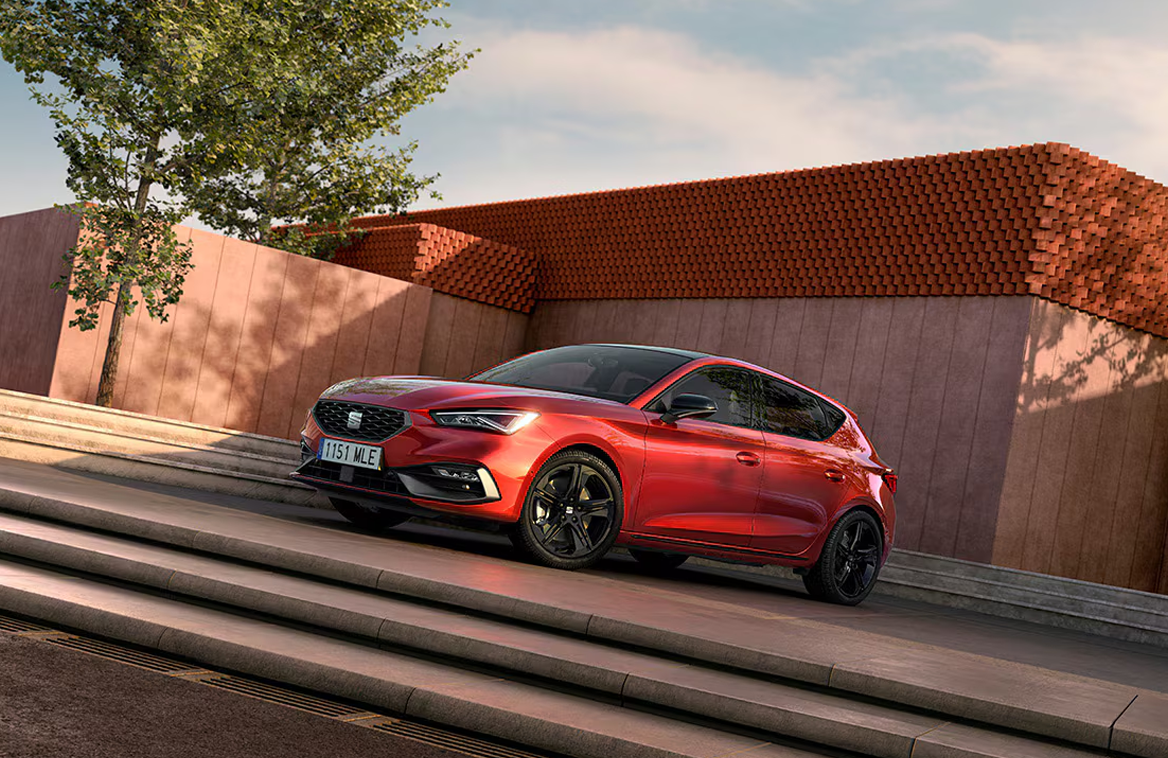 Seat Leon 2025 en conduite sur route panoramique