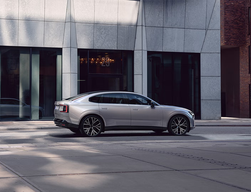 Vue avant de la Volvo ES90 électrique sur fond sombre