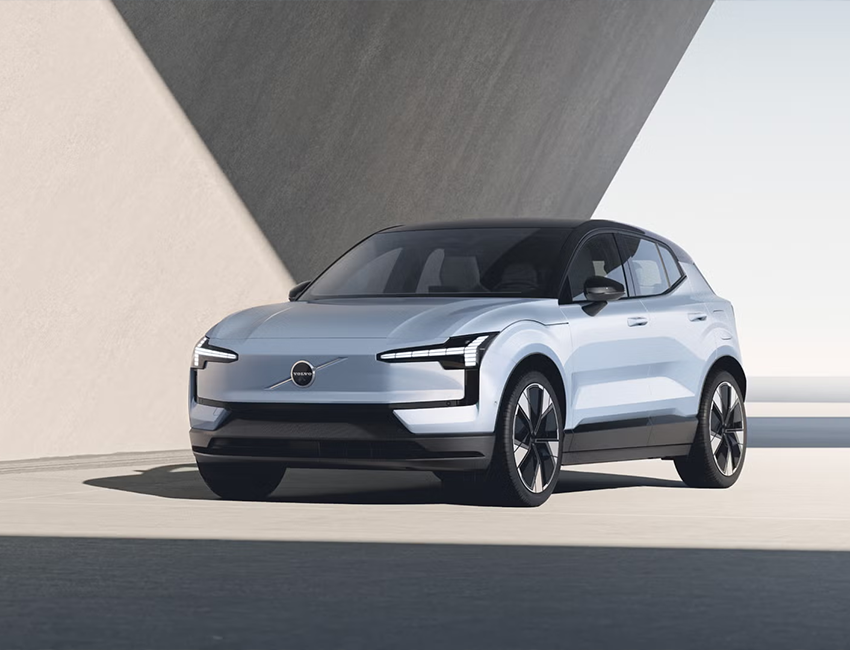 Volvo EX30 électrique en situation urbaine, de profil