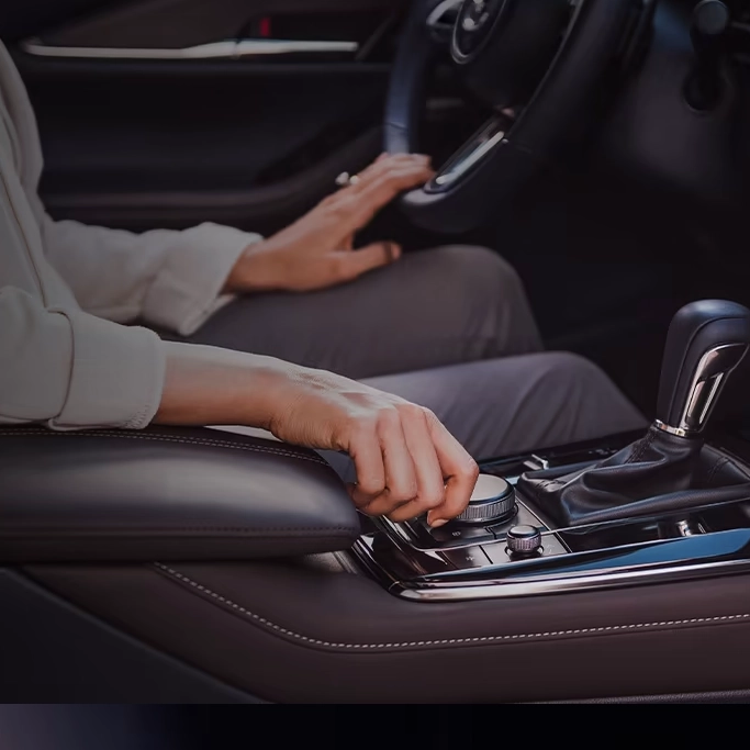 Habitacle du Mazda CX-30 avec sièges en cuir et finitions élégantes