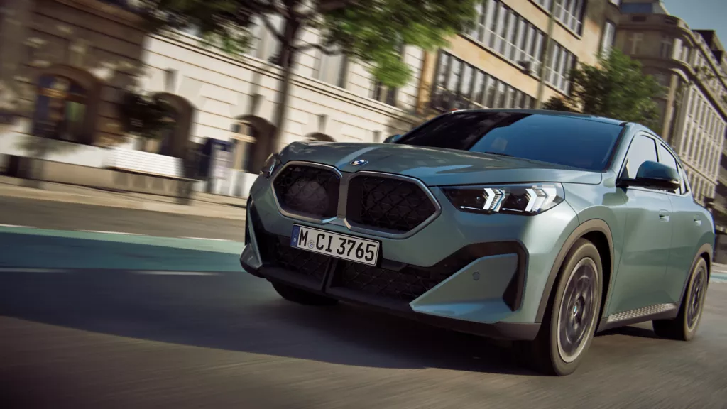 BMW X2 devant un bâtiment moderne, design élégant et sportif